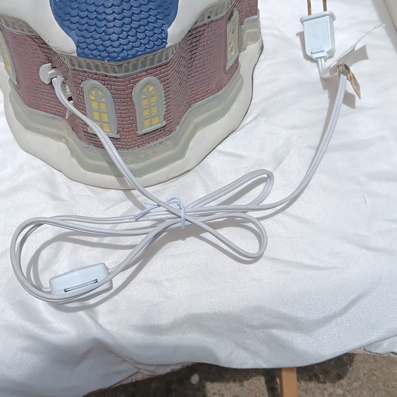 HOLIDAY TIME VILLAGE CATHEDRAL LIGHTED HOUSE - Picture 6 of 12